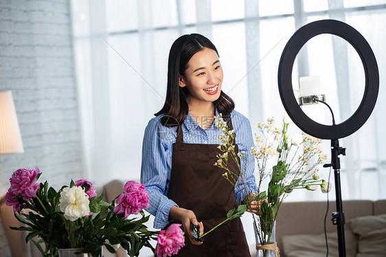 青年女人在线直播插花艺术图片