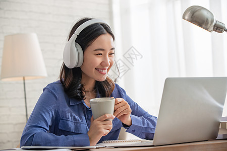 青年女人在线学习图片