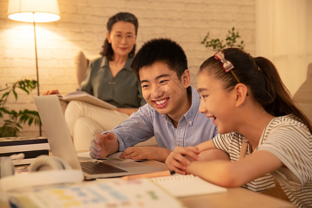 学生看着电脑在线学习图片