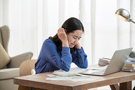 青年女人使用电脑图片