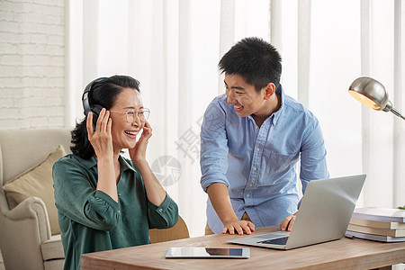 老年人学习使用电脑图片