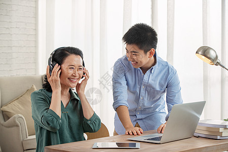 老年人学习使用电脑图片