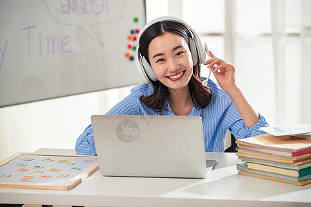 青年女人在线直播教育图片