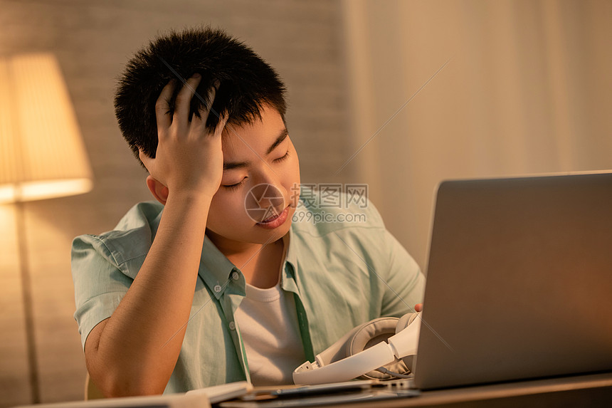 疲劳的中学生高清图片下载-正版图片507653728-摄图网