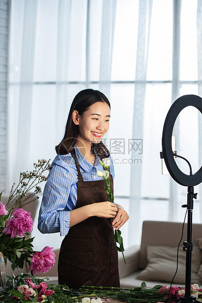 青年女人在线直播插花艺术图片