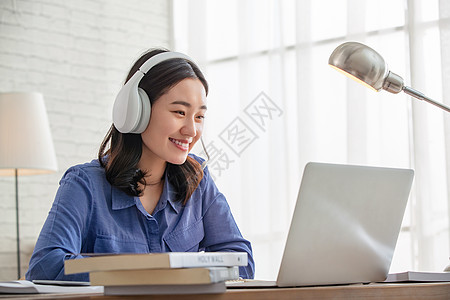 青年女人在线学习图片