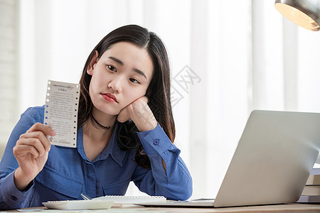 青年女人使用电脑图片