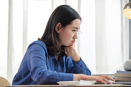 青年女人使用电脑图片