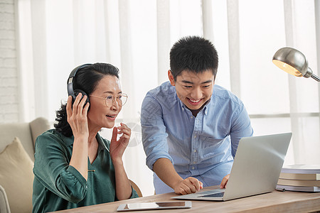 老年人学习使用电脑图片