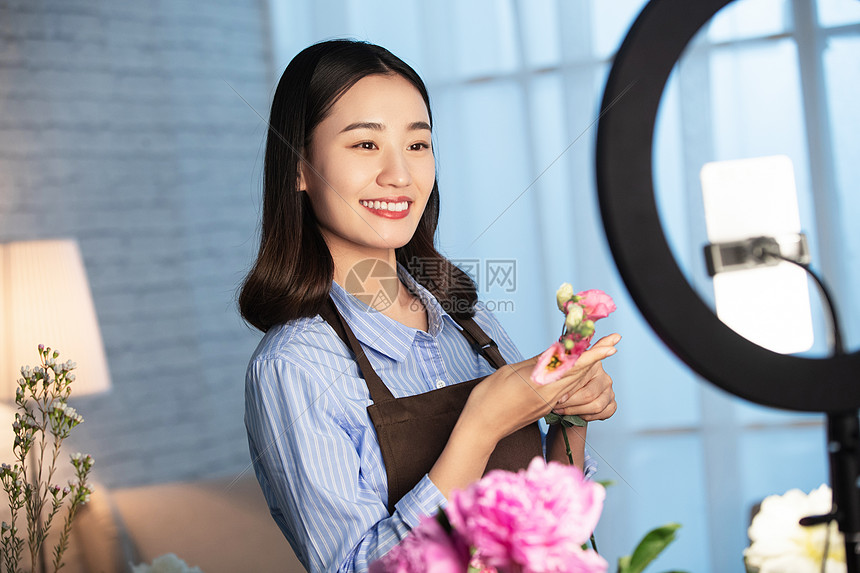 青年女人在线直播插花艺术图片