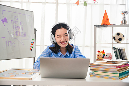 青年女人在线直播教育图片