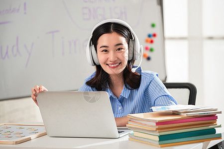 电子教室青年女人在线直播教育背景