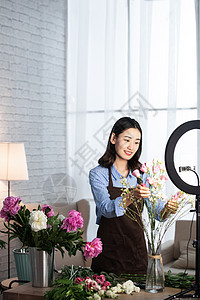 青年女人在线直播插花艺术图片