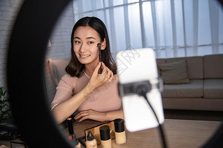 青年女人在线直播化妆图片