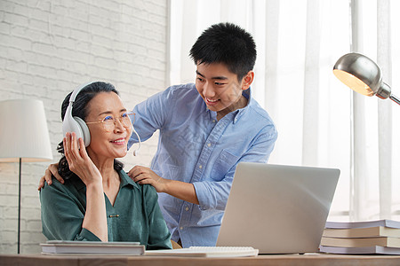 老年人学习使用电脑图片