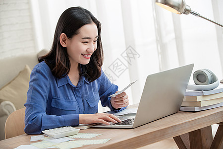 金融知识青年女人使用电脑背景