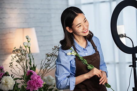 青年女人在线直播插花艺术图片