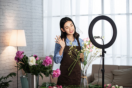 青年女人在线直播插花艺术图片