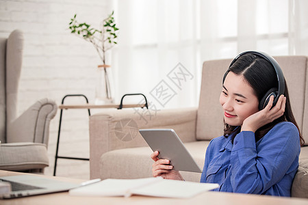 青年女人看平板电脑图片