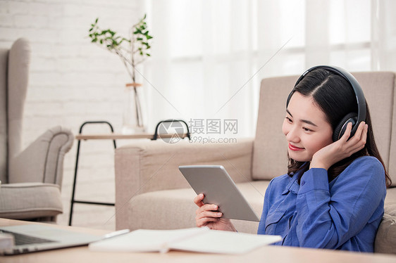 青年女人看平板电脑图片