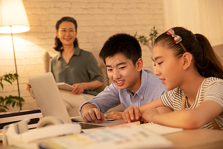 少年少女学生看着电脑在线学习背景