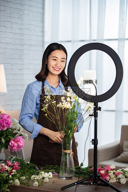 青年女人在线直播插花艺术图片