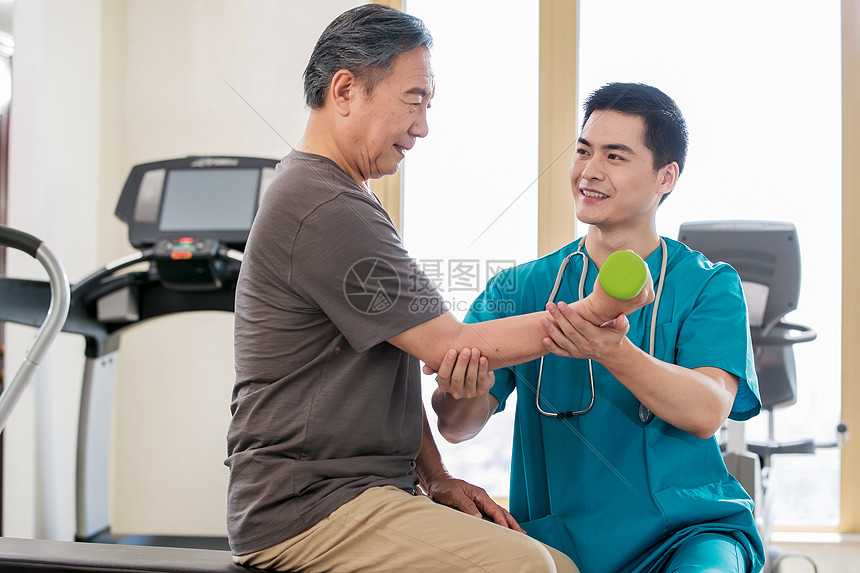 医生帮助病人康复锻炼图片