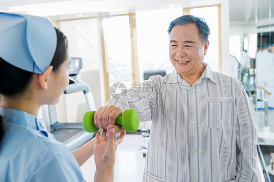 女护士协助病人康复锻炼图片