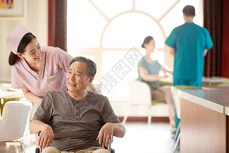 护士推着坐轮椅的老年人图片