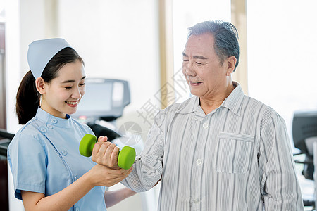 女护士协助病人康复锻炼图片