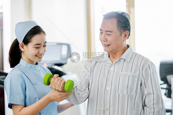 女护士协助病人康复锻炼图片