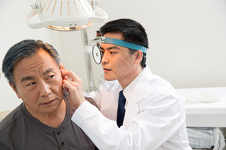 器械设备医生给患者检查耳朵背景