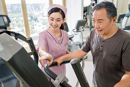 护士帮助患者康复锻炼图片