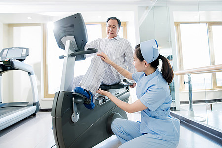 女护士协助病人康复锻炼高清图片
