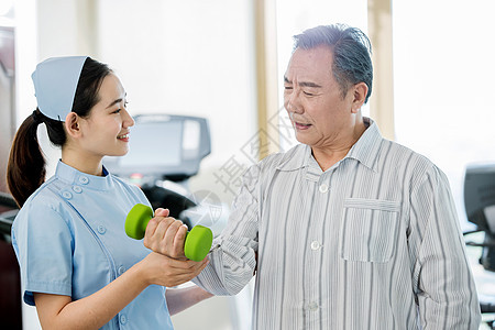 女护士协助病人康复锻炼图片