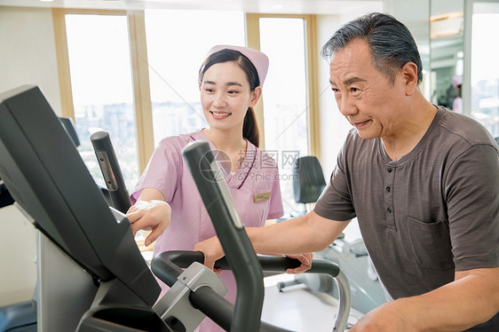 护士帮助患者康复锻炼图片