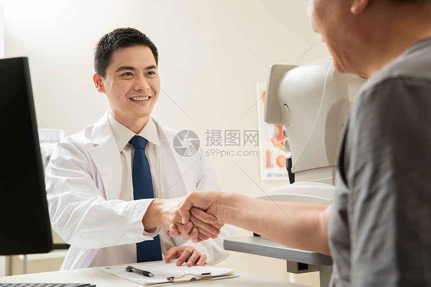 医生和患者握手高清图片下载-正版图片507654799-摄图网