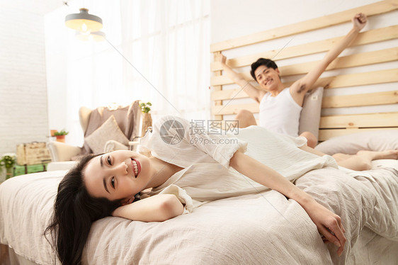 床上幸福的年轻夫妻图片
