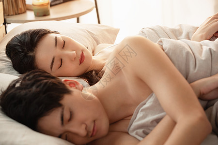 年轻情侣在床上睡觉图片
