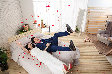 新婚夫妇在卧室里共享甜蜜时光图片