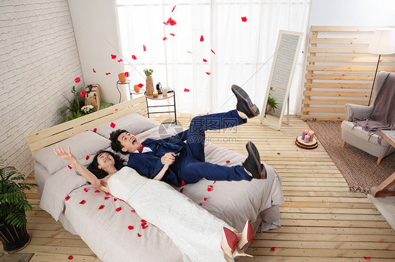 新婚夫妇在卧室里共享甜蜜时光图片