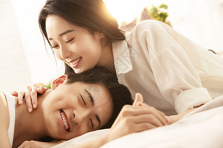亲密的年轻情侣在床上享受甜蜜时光图片