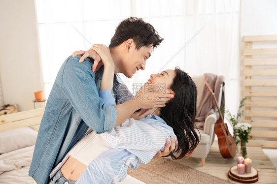 幸福的年轻情侣激动的拥抱图片