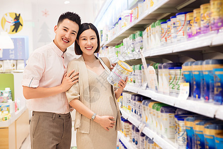 孕妇和丈夫购买奶粉图片