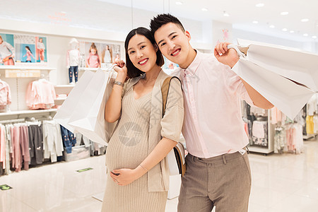 孕妇和丈夫在商场购物图片