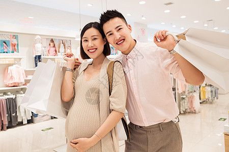 孕妇和丈夫在商场购物图片