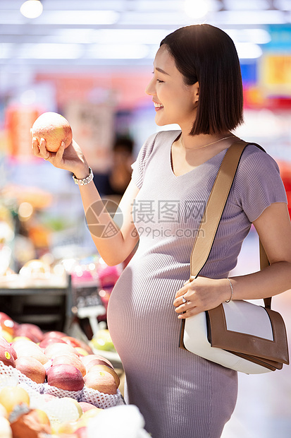 孕妇在超市挑选水果图片