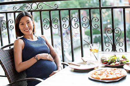 孕妇在餐厅用餐图片