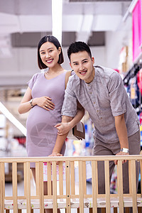 孕妇和丈夫购买婴儿床图片