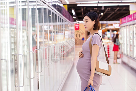 孕妇在超市购物图片